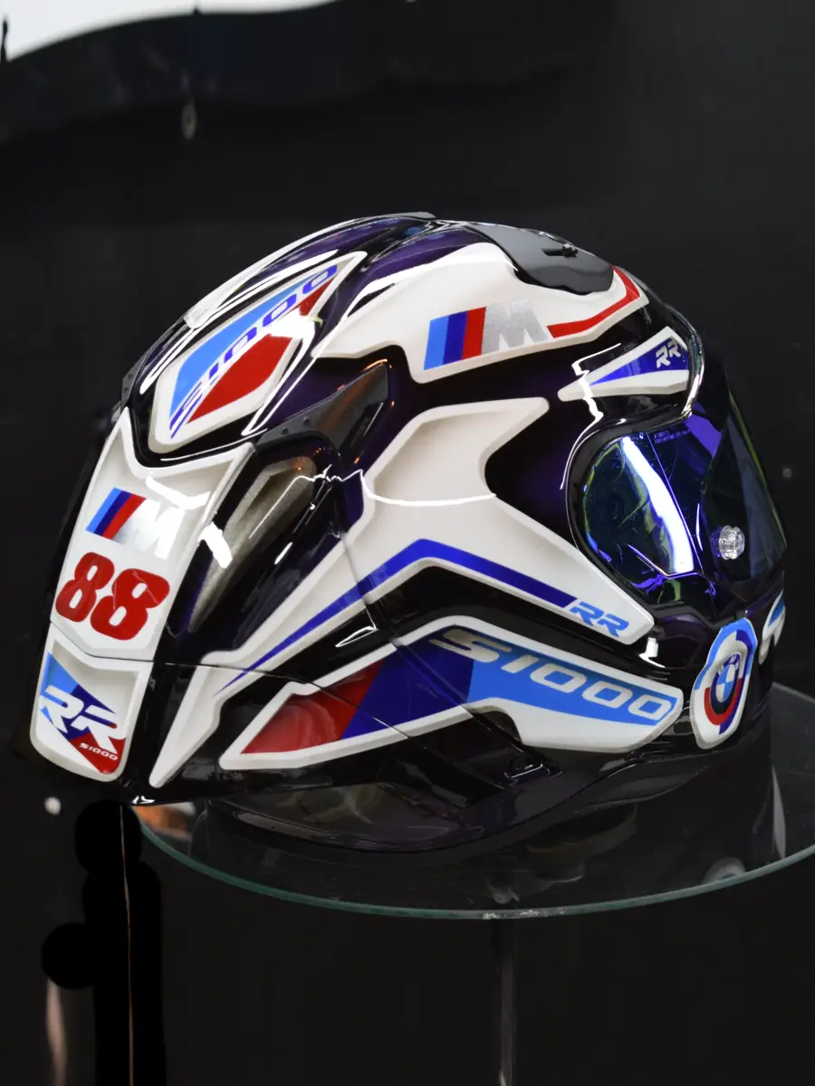 Custom helmet paint en Colombia realizado por 89 Estudio