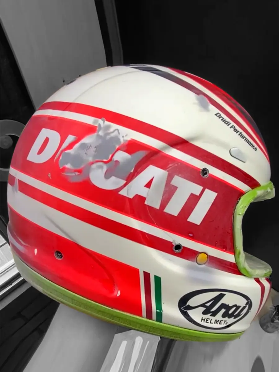 Restauración de casco de moto en Bogotá realizada por 89 Estudio
